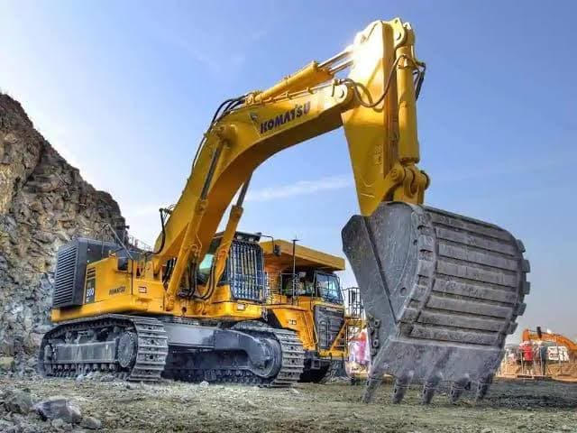 دارای بیل مکانیکی زنجیری ۲۲۰ آماده به کار