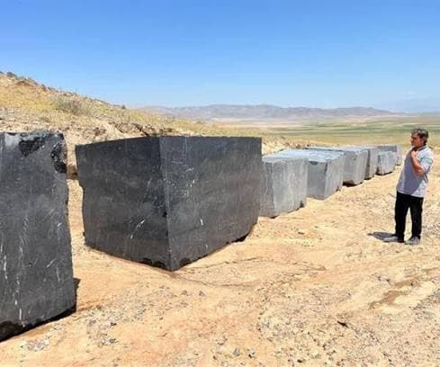 معدن سنگ مرمریت مشکی ولاشه اهکی میبد با پروانه بهره برداری
