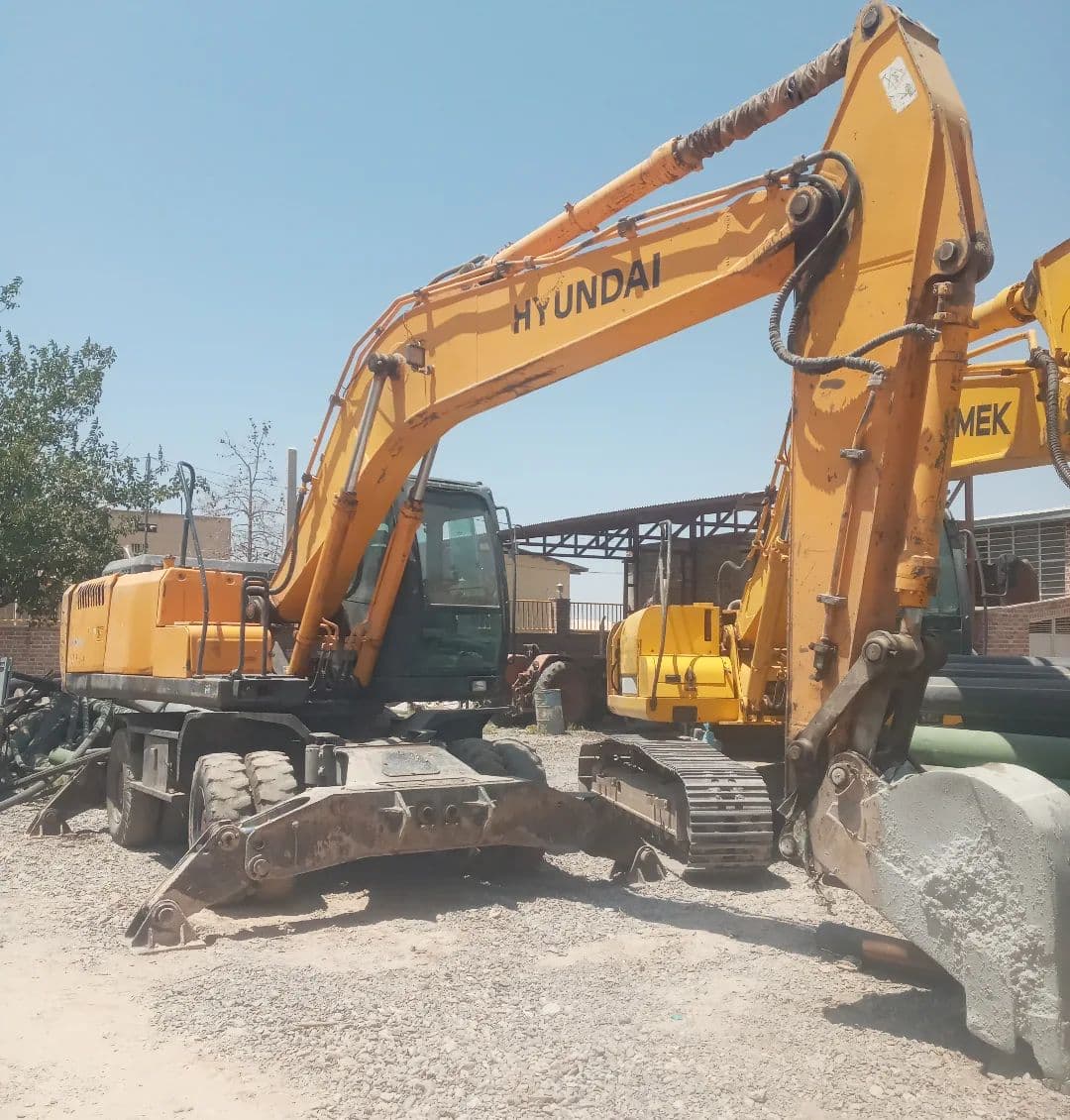 فروش بیل مکانیکی لاستیکی هیوندا ۲۰۰ فروش بیل مکانیکی لاستیکی هیوندا ۲۰۰